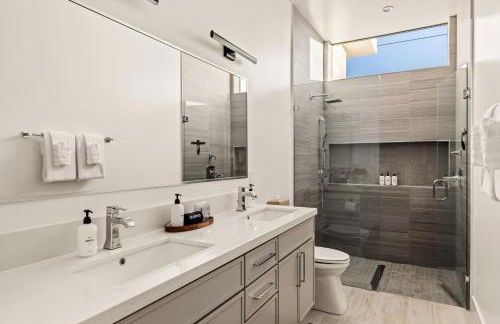 Desert Oasis: Pool, Spa, Golf Sim + EV Charger - Foto 75