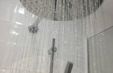 Ocean Drive Deluxe Apartment with complimentary Day Time Beach hut - Foto 15