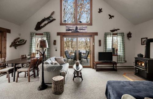 Lustrous Lakefront Cabin Oasis near Lake Ferndale in West Virginia - Foto 3