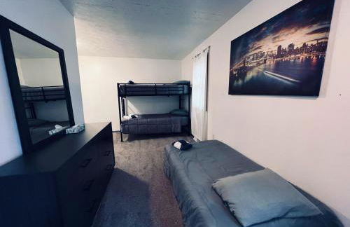 5 Bedroom Lakeside Home Sleeps 12 - Shared Lake Access, Large Yard, Central Air, Fire Pit, Horseshoes & More! - Foto 27