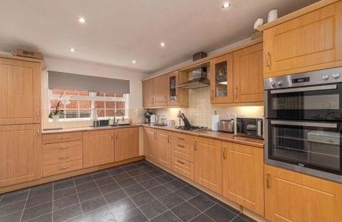 Spacious 5-Bed Detached House, Sleeps 10, Parking - Photo 6