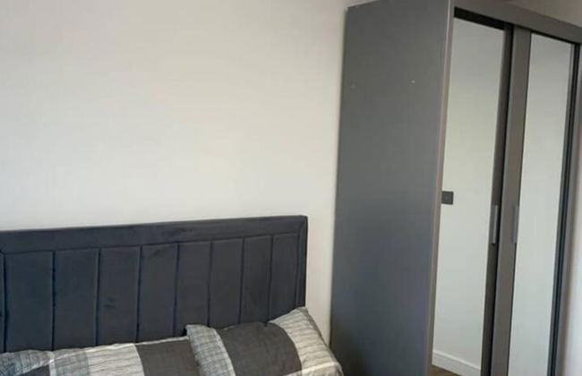 Inviting 2-bed Apartment in Grays - Photo 4