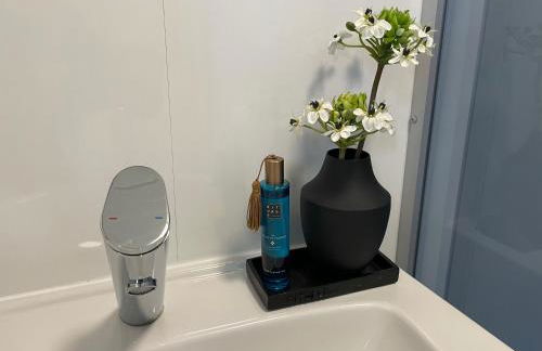 TINY-HOUSE mit Alpen- Stadt- und Poolblick , WLAN - Foto 22