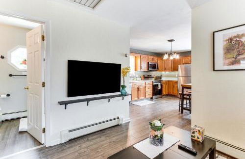 Walk to Town Charming Unit with Balcony in Bedford! - Foto 6