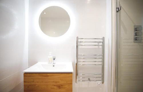 Stunning Two Bed Sea View Apartment with Pool & Gym - Foto 8