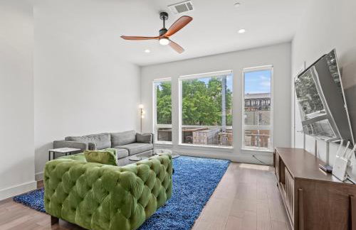 Modern Dallas Townhome with Private Rooftop, City View, Private Parking & Grill - Photo 8