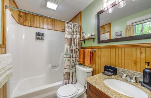 Pet-Friendly Creekside Cabin with Pool Access! - Foto 19