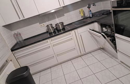 Schönes Zimmer in einer 3er WG-Wohnung geeignet für einen Mann shared apartment - Foto 18