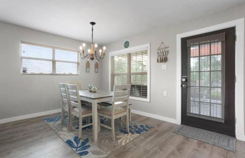 Waterfront Home Game Room Ping Pong Outdoor Bar Area - Foto 22