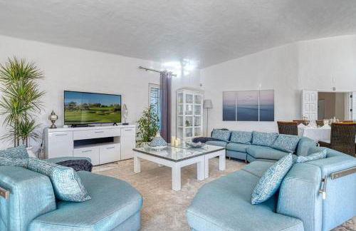 Golfinhos - MAGNIFICENT & SPACIOUS 5 BEDROOM VILLA - Foto 4