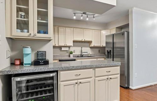 Lakeside Stay Metro, INOVA, Dining & Shops Nearby! - Foto 14