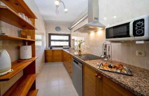 21 Sleeps Private Pool Villa & BBQ Near Barcelona - Foto 27