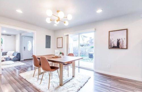 Stylish Modern Farmhouse wYard 10 mins from DT - Foto 19