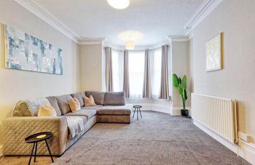 Large 5-Bedroom Home, Perfect for Long Stays & Team Accommodation - Foto 7