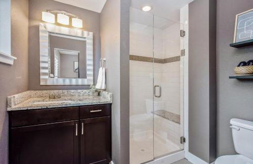 Mid-Mod Marvel Central Game RmWet Bar Patio - Foto 26