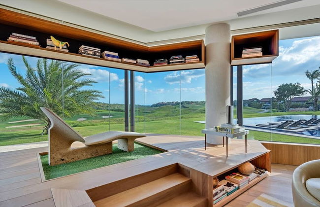 Modern 7BR Villa w Stunning Views of Golf Course - Photo 2