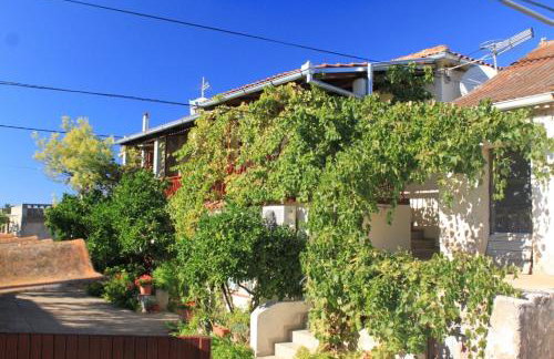 Apartments by the sea Ugljan - 8423 - Foto 2