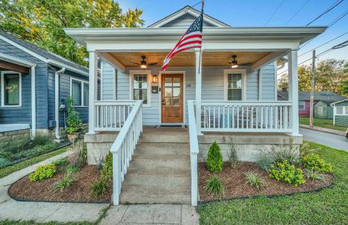 Fully Furnished Bungalow with Deck Near City Center - Foto 17