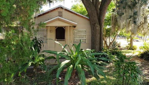 1 Beige Cozy Bungalow or 1 White Cozy Efficiency Cottage in Titusville - Foto 3