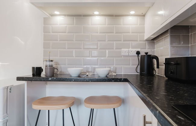 Corner House - Bright 2BD in Cheltenham - Photo 59