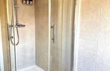 Modern 2 Bedroom First Floor Apartment, Free Parking, Woking - Foto 7