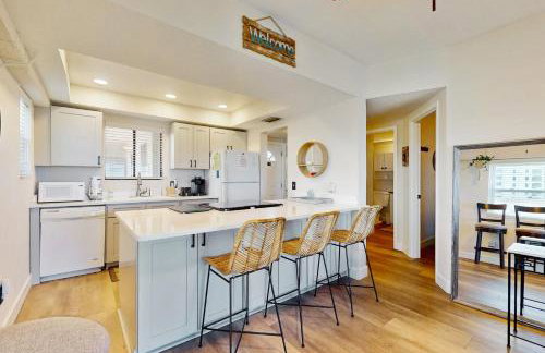 Modern oceanfront condo with outdoor pool, balcony, & washer/dryer - Foto 11