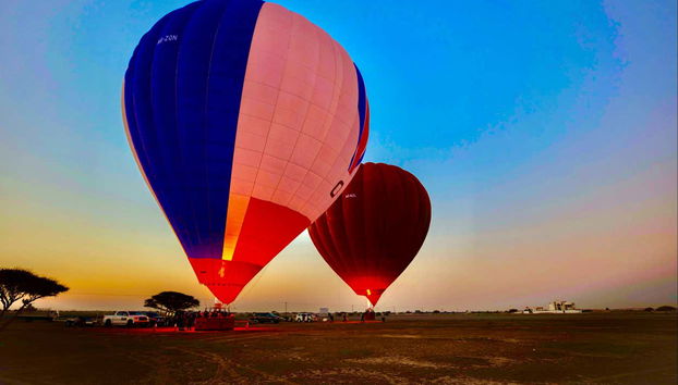 Todo listo para sobrevolar el desierto al amanecer