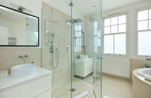 The Clapham Crib - Spacious 4BDR House with Patio - Photo 58