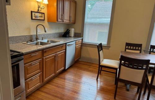 Downtown, 5-bed, 3-bath, 3-level - Foto 14