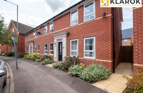 Four Bedroom Semi Detached House By Klarok Accommodation Peterborough With Free Parking & Garden - Foto 42