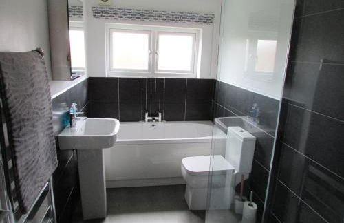 Large 4 bed detached house with parking - Foto 10