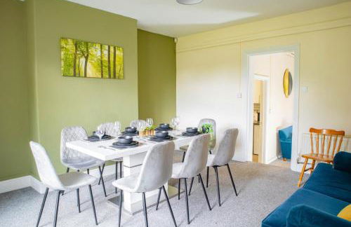 3 Bedroom House - Free Parking-Hospital-Contractors-Families - Long Stay Rates Available - Photo 1