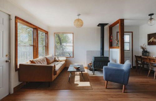 Secluded rustic 2-bedroom cabin on nature retreat - Photo 11