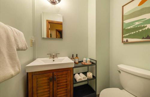 Cozy Pet-Friendly Cabin w Fenced-In Yard Close to Slopes Beach Town - Foto 20