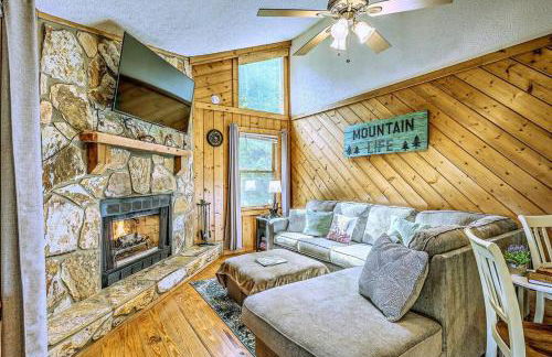 Peak-a-Blue Cabin - Watch Movies from Hot Tub, Mountain View, Bigfoot Bunker Game Room, Fire Pit, Oversized Deck, Screened-in Porch - Foto 6