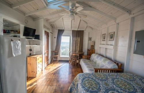 Cozy Beach Bungalow - Photo 13