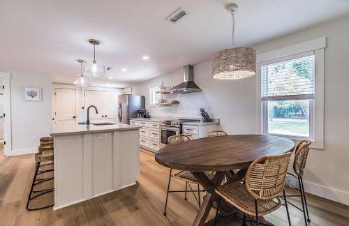 Newly Renovated LowCountry Cottage with Marsh Views - Sleeps 6 - Foto 12