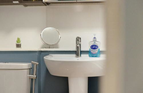 Steps from Train Station - Modern 2-Bedroom with Balcony & Cambridge Amenities, Family Friendly - Foto 28