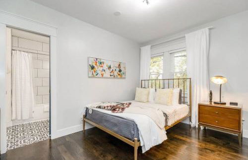 Spacious 5BR/5.5BA Near Plaza & Museum - Photo 23