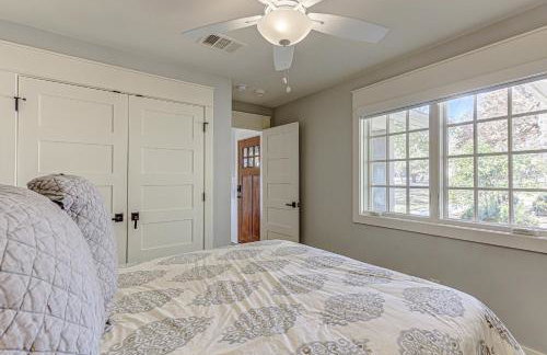 Lakefront Family Home for 12 w Picturesque Views & Patio - Foto 26