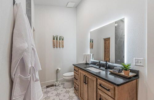 The Ash - Private Cabin with Hot Tub Oasis for Two in the Pines - Foto 13