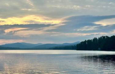 Luxe Modern Lakefront Oasis - Hot Tub, Sunset Views, Pet & Family Friendly! Close to UMF! - Foto 70