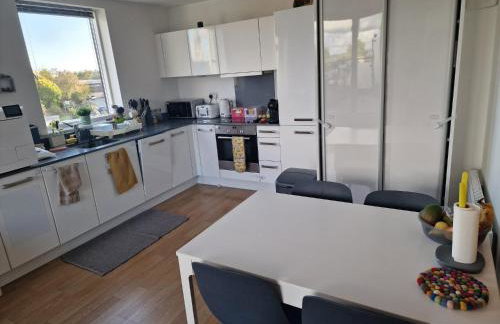 Bright and Modern Forest Hill Flat - Flexible Stay - Photo 2