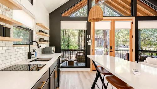 Tranquil Modern Cabin with Friendly Farm Animals & Pond Views Near Cedar Creek, Texas - Foto 2