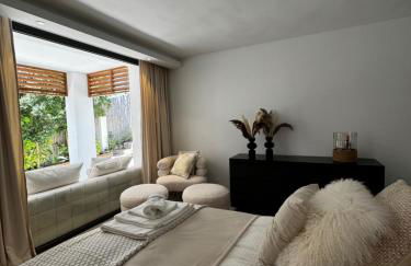 Marbella Bliss - Luxury 4-Bedroom VILLA with Garden, Private POOL & Jacuzzi, Marbesa near- 5 min to the Cabopino Beach - Photo 74