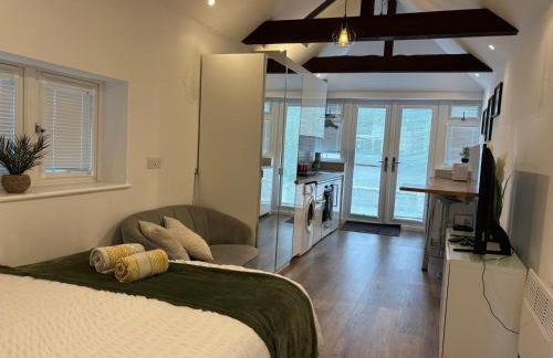 Stylish Detached Studio, Banstead with off street Parking - Photo 2
