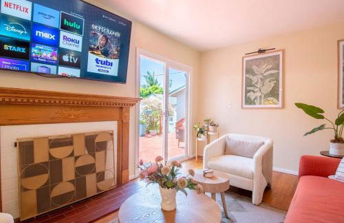 Ultimate Escape! Huge Yard Parking Walk to Beach - Foto 11