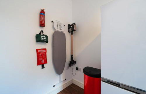 Spacious and Bright 2 Bedroom Apartment, Sleeps 6, 1st Floor with Free Parking, Business and Leisure by Jesswood Properties - Photo 12