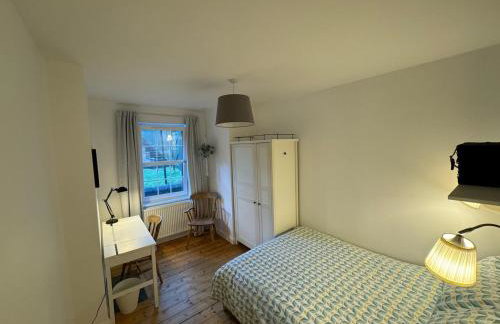 Stirling Haven: Charming 3B Apt in City Centre - Photo 18