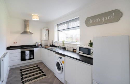 Modern - 2 Bed - Free Parking- by Holiday Homes - Foto 17